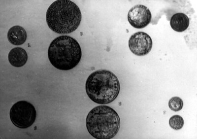 Monedas españolas exhibidas en la sala de Numismática del Museo Nacional de Historia