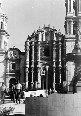 Hombres transitan frente a la iglesia del Apóstol Santiago el Mayor