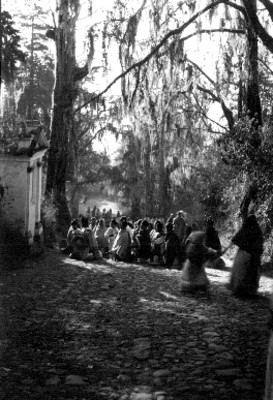 Feligreses realizan una ceremonia frente a una ermita