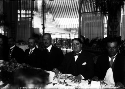 Fernando Lizardí, Alejandro Quijano, Ezequiel Chávez y otros, sentados en la mesa durante un banquete