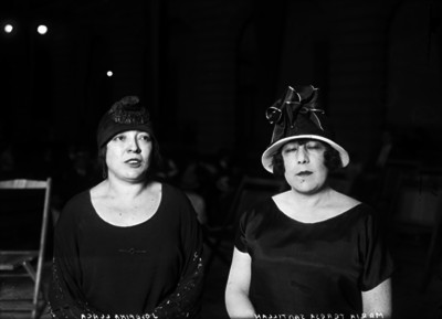 Josefina Llaca, cantante, acompañada por María Teresa Santillan sentadas en los patios de Palacio Nacional, retrato
