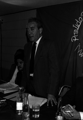 Vicente Lombardo Toledano haciendo uso de la palabra durante una reunión