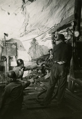 Mineros maniobran maquinaria dentro de un tunel