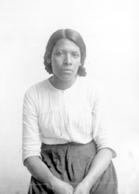 Mujer indígena reproducción de un retrato
