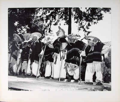 Grupo de danzantes efectuan la danza de los viejitos