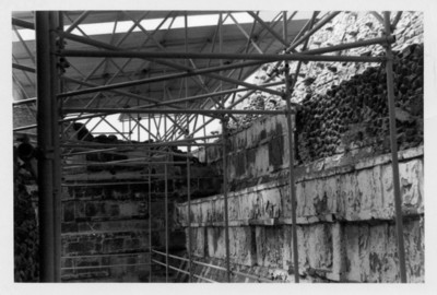 Estructuras del techo colocado entre el edificio B y el Palacio de Quetzalcóat, para protección del Coatepantlil en Tula