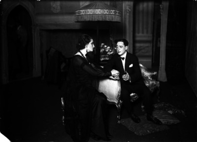 Irene López Heredia, actuando con otro actor durante una obra de teatro dramático