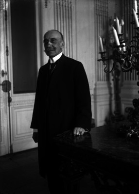 José López Portillo y Rojas, diputado federal parado junto a una mesa, retrato