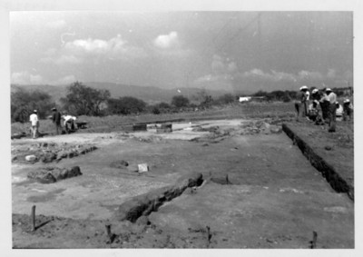 Hombres durante las excavaciones de un conjunto habitacional en Tula