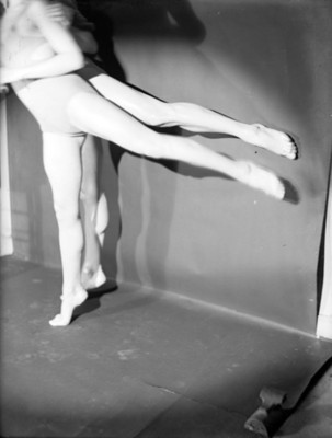 Piernas de bailarinas en representación dancística