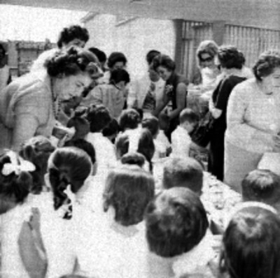 Lilia Ramos de Coquet y otras mujeres durante una ceremonia en una guardería del IMSS
