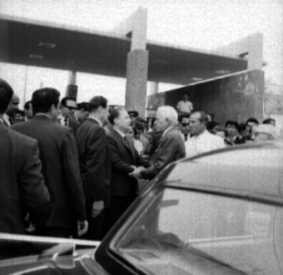 Juan Bosch, Benito Coquet y comitiva durante su inauguración a Unidades del IMSS