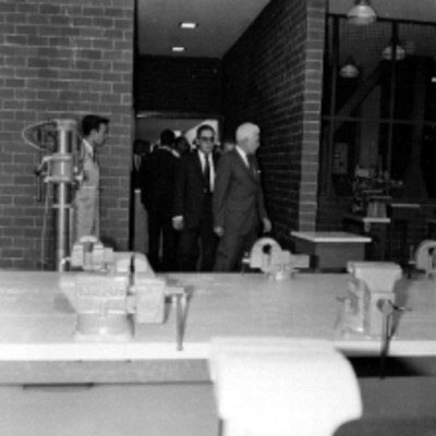 Juan Bosch, Benito Coquet y funcionarios recorriendo talleres del IMSS