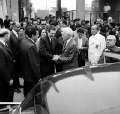 Adolfo López Mateos saludando a Juan Bosch durante la visita a unidades habitacionales