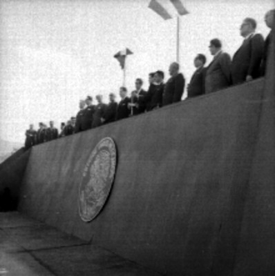 Adolfo López Mateos, Oswaldo Cravioto y funcionarios durante la inauguración de la Unidad habitacional, en Cd. Sahagún