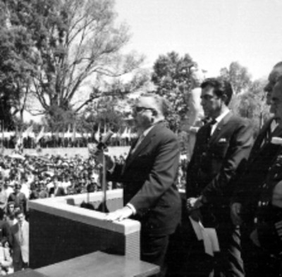 Rómulo Betancourt pronuncia un discurso durante una ceremonia en la Unidad Independencia