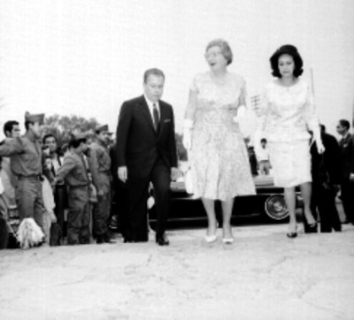 Eva Sámano con Benito Coquet acompañando a Juliana reina de Holanda en su visita a la Unidad Independencia