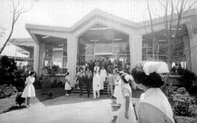 Adolfo López Mateos, Benito Coquet y médicos saliendo de las instalaciones de una clínica del IMSS, durante su inauguración