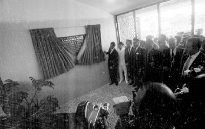 Adolfo López Mateos develando una placa, durante la inauguración de una clínica del IMSS