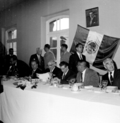 Adolfo López Mateos, Benito Coquet y funcionarios durante un banquete de inauguración de instalaciones del IMSS