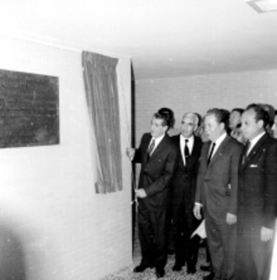 Adolfo López Mateos recorriendo clínica del IMSS durante su inauguración