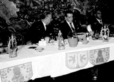 Adolfo López Mateos conversando con gobernadores en un banquete en la fonda Santa Anita