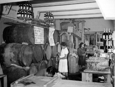 Barriles con jugos y vinos en la exposición agrícola en San Jacinto