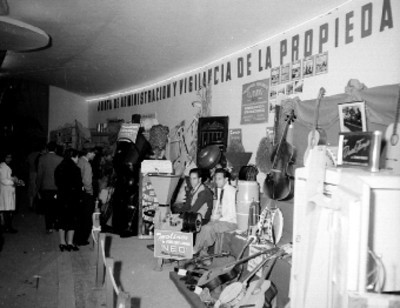 Exposición de guitarras agrícolas en la feria de San Jacinto