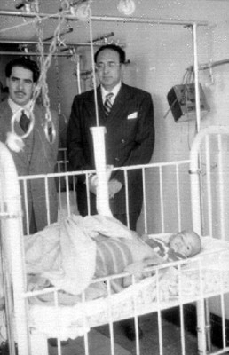 Antonio Díaz Lombardo visita la sala de pediatria de una clinica del Seguro Social