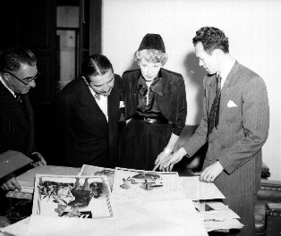 Varga mostrando a empresarios de la revista Hoy, propaganda comercial