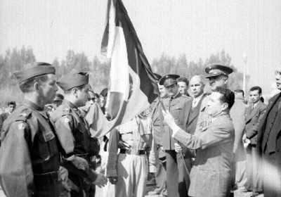 Funcionario abanderado a una escuela de cadetes, durante una ceremonia