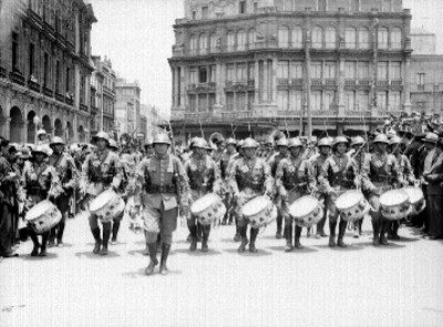 Banda de guerra durante un desfile en el zócalo de la Cd. de México
