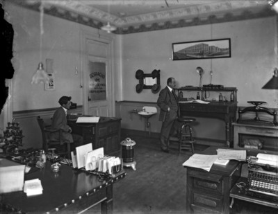 Hombres laborando en el interior de un despacho