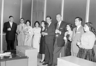 Empleados de Commins de México conviviendo en las oficinas durante el coctel de Navidad