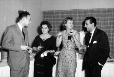 Empleados de la KLM conviviendo en un salón durante un evento