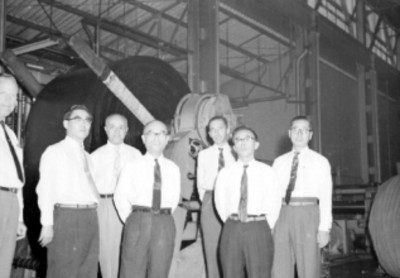 Empresarios Japoneses en Instalaciones Industriales de la planta Datsun, retrato de grupo