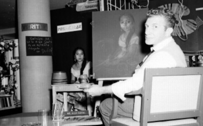 Alex Duval dibujando a modelo, en un stand de Eagle Pencil co. de México
