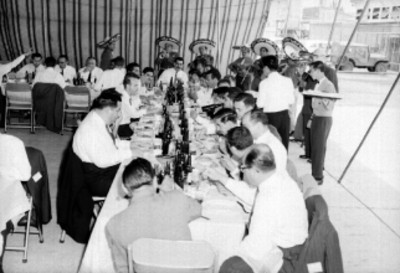 Mariachi tocando en un banquete con empresarios de la General Electric