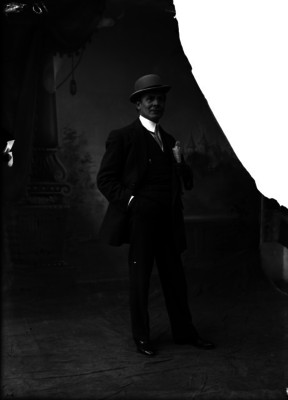 Cesár R. Margáin, doctor posando en un estudio, retrato