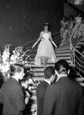 Reina descendiendo las escaleras de un salón durante un evento