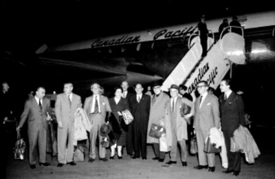Pasajeros con equipaje junto a un avión de la Canadian Pacific, retrato de grupo