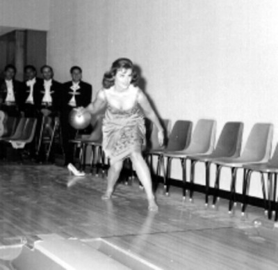 Mujer jugando boliche en el Bol Polanco durante la inauguración de este