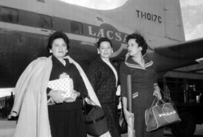 Mujeres elegantes frente a un avión de LACSA, retrato de grupo