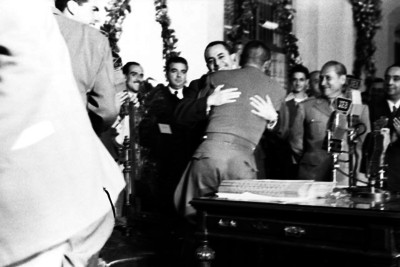 Fernando Casas Alemán dando un abrazo a Humberto Mariles, durante una ceremonia de bienvenida