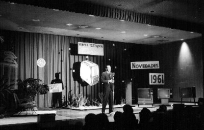 Animador durante la presentación de tostadores y enfriadores de la General Electric en un programa de T.V.