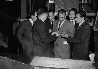 Publicistas observando tabaco en la planta de la cigarrera El Águila