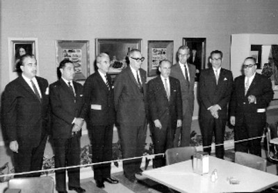 Publicistas y ejecutivos en la inauguración del comedor de la cigarrera El Águila
