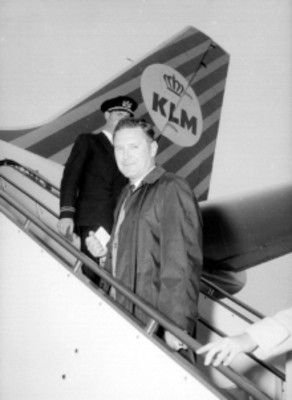 Hombre subiendo escaleras de un avión de la KLM, retrato