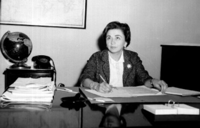 Secretaria de la Agencia Grant, tras su escritorio, retrato