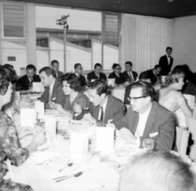 Empresarios y empleados conviviendo en el banquete de la planta Acer Méx
